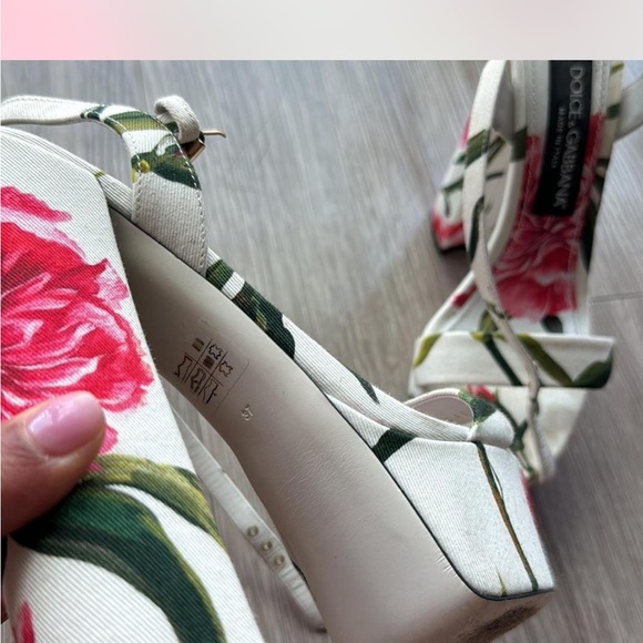 DOLCE AND GABANNA
PLATFORM HEELS - Picture 3 of 4